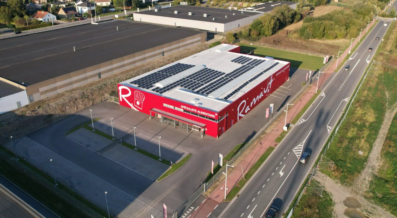 Vue aérienne du magasin Ramaut de Dottignies près de Mouscron, avec ses panneaux solaires