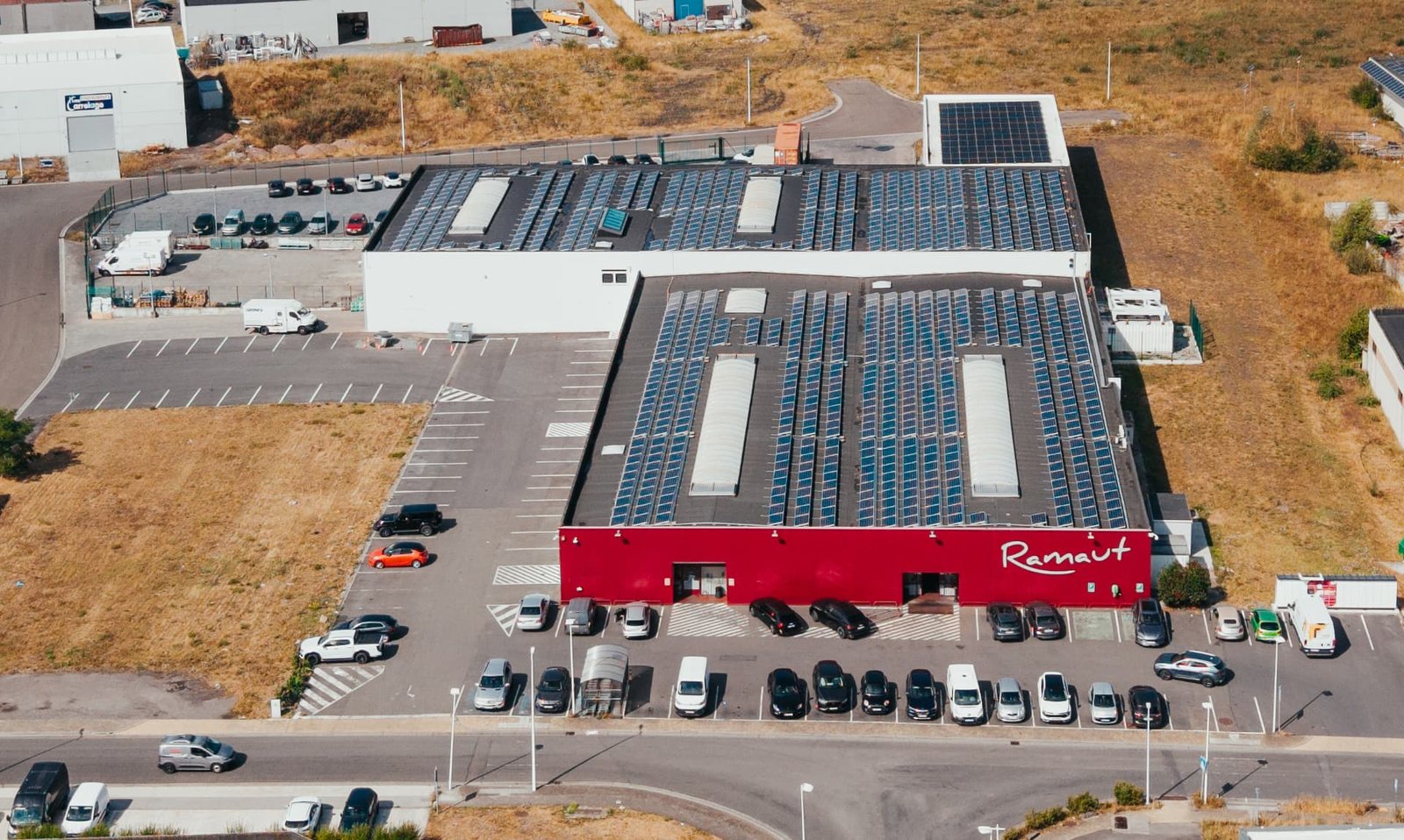 Vue aérienne du magasin Ramaut de Quaregnon et de ses panneaux solaires
